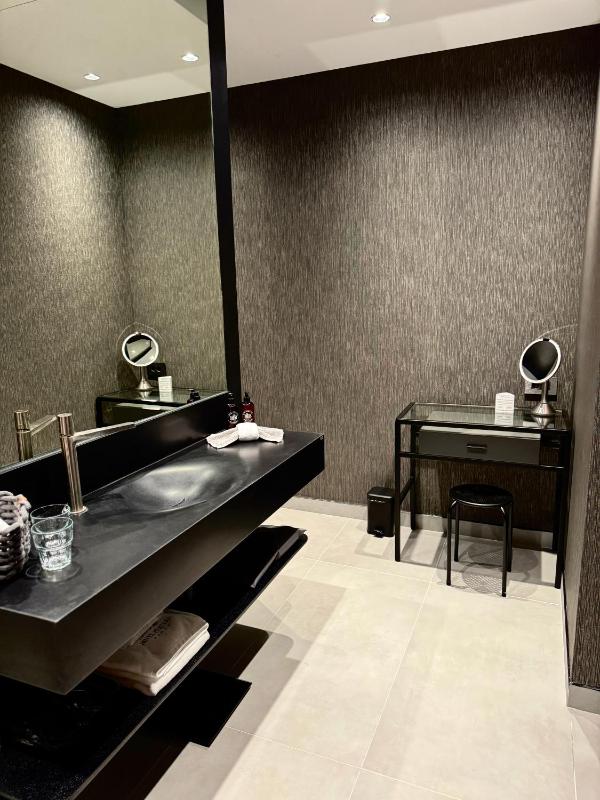 Deluxe One-Bedroom Apartment image 3