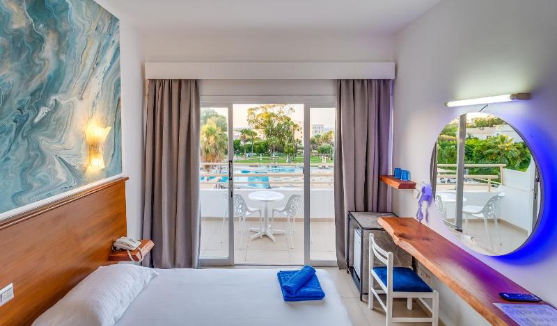 Twin Room with Sea View image 4