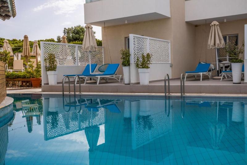 Studio with Pool View image 2