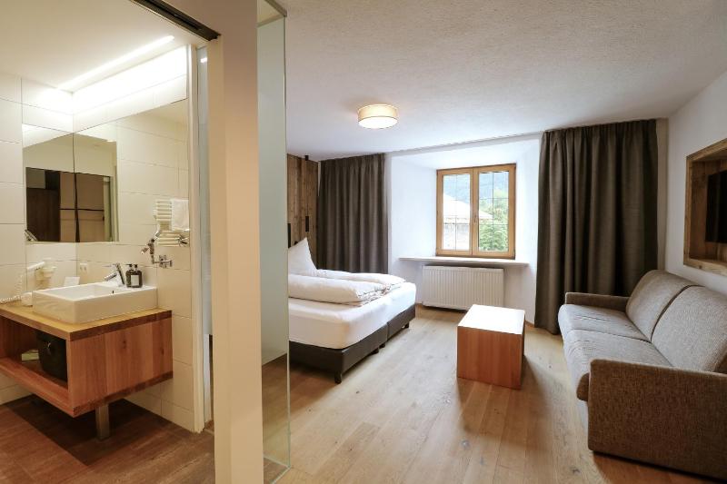 Standard Double Room image 3