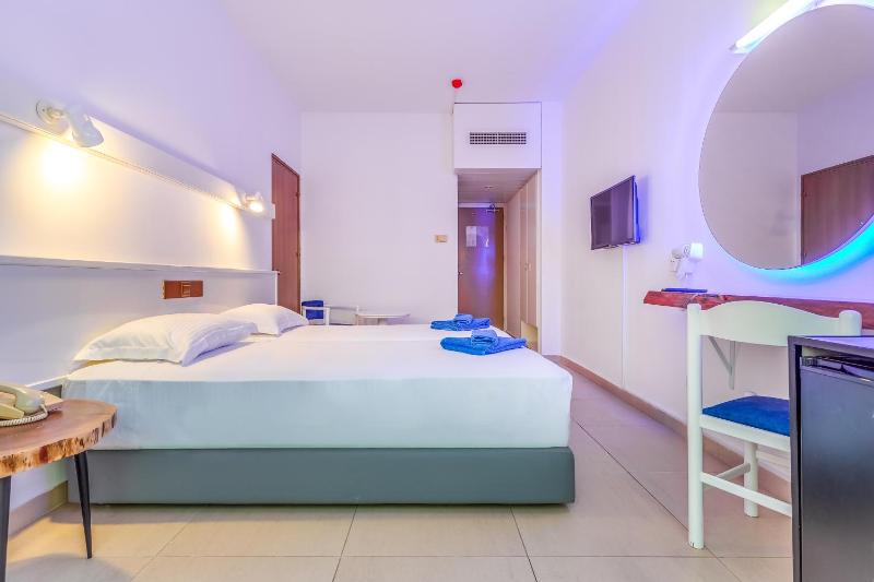 Twin Room with Side Sea View image 3