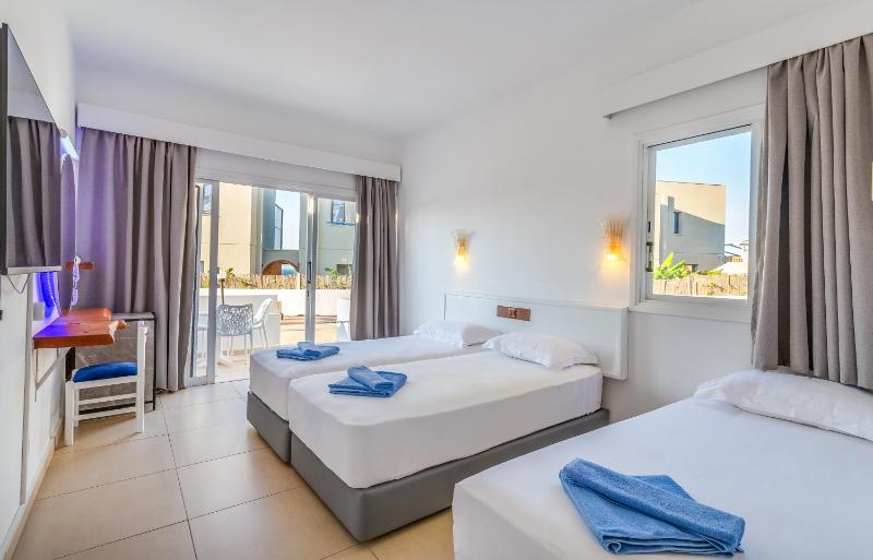 Triple Room with Side Sea View image 3