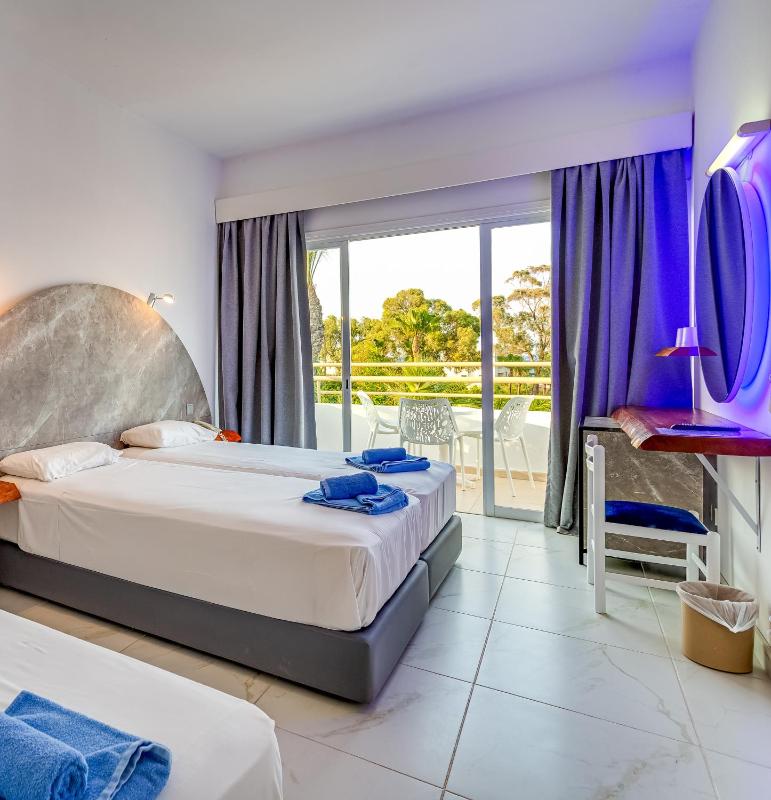 Triple Room with Side Sea View (2 adults + 1 child) image 4