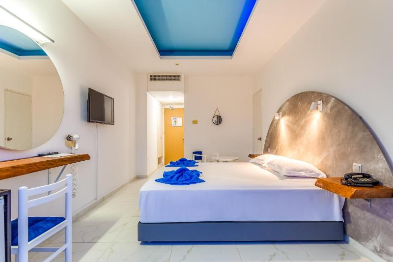 Triple Room with Sea View (2 Adults + 1 Child) image 3