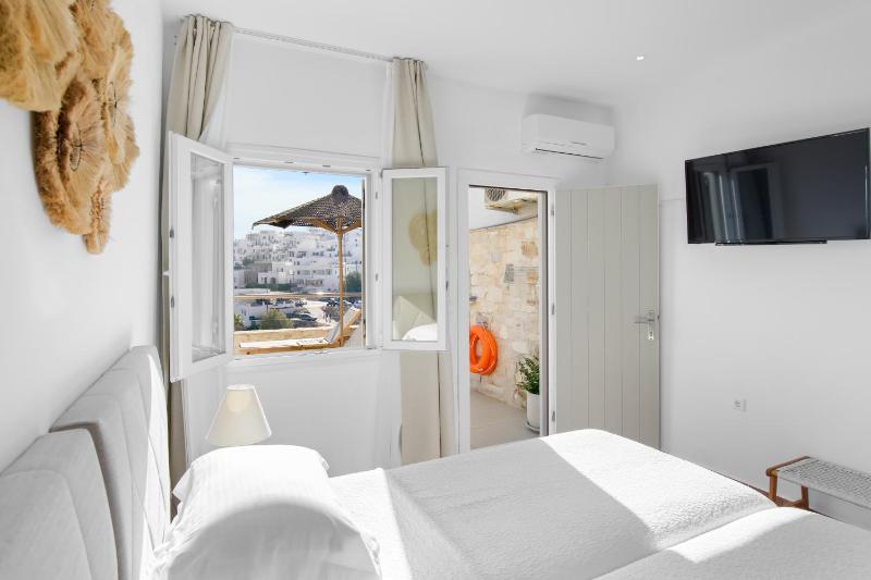 Studio (2 Adults) with Sea View image 4