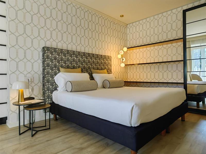 Junior Suite with Balcony image 1