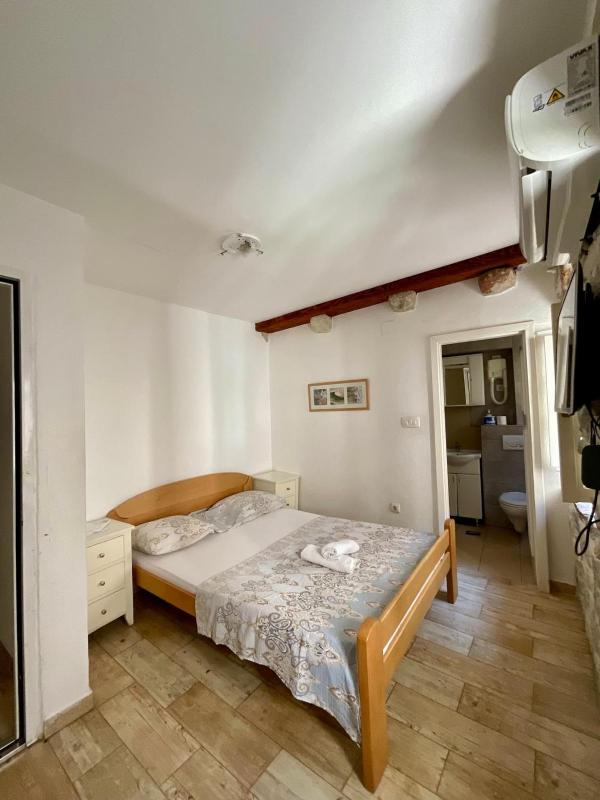 Double Room image 3