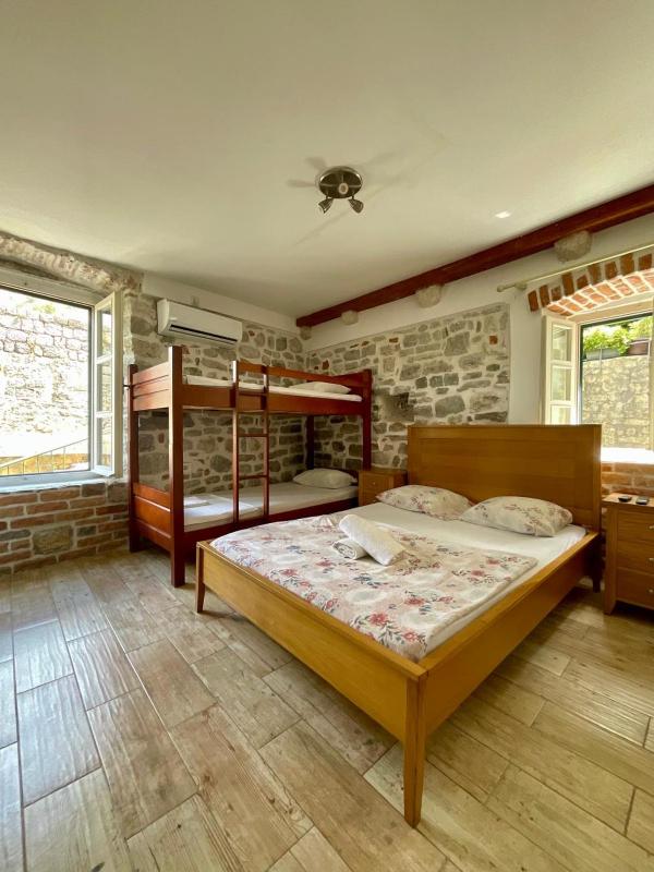 Classic Quadruple Room image 3