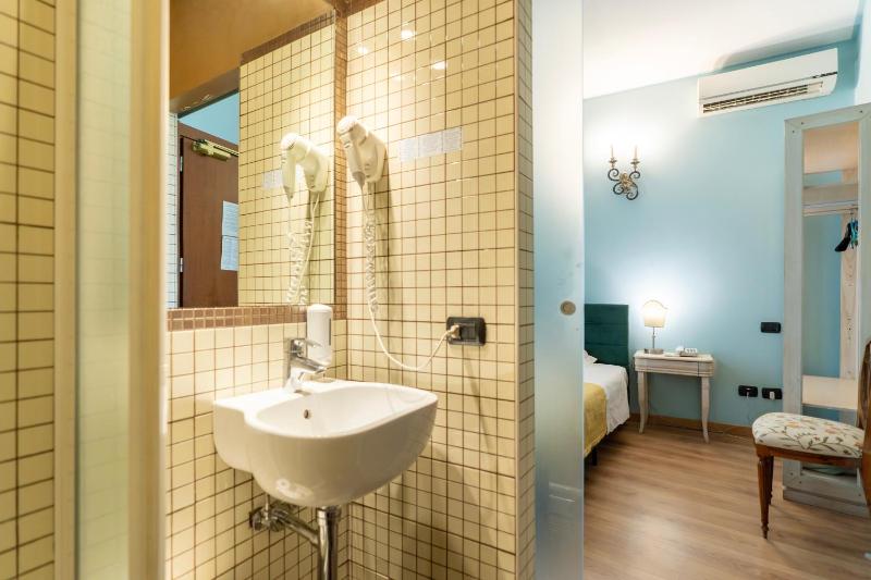 Single Room image 4