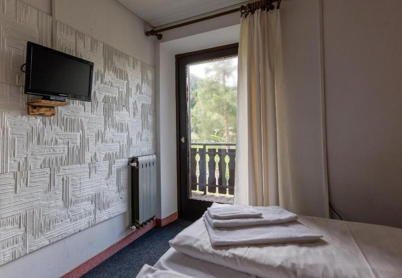 Double or Twin Room with Balcony image 4