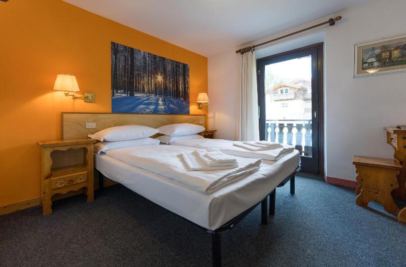 Double or Twin Room with Balcony image 3