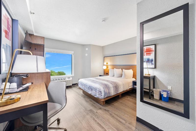 Queen Room with Roll-In Shower - Mobility/Hearing Accessible - Non-Smoking image 2