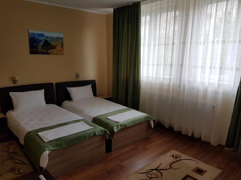 Twin Room image 2