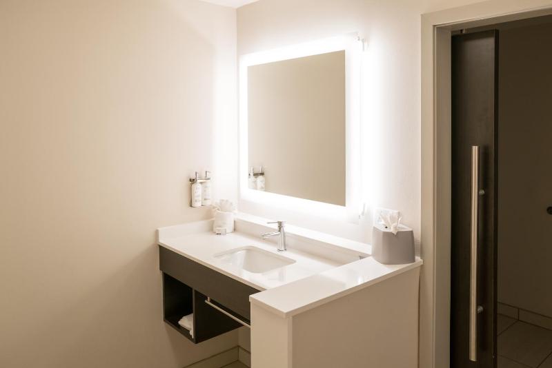 Standard Queen Room with Two Queen Beds and Mobility Accessible Tub image 3