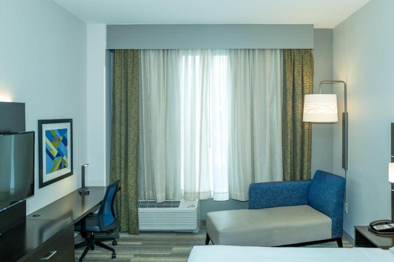 Standard King Room image 3