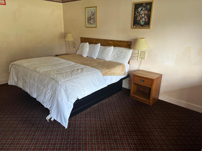 Standard King Room - Non-Smoking  image 4