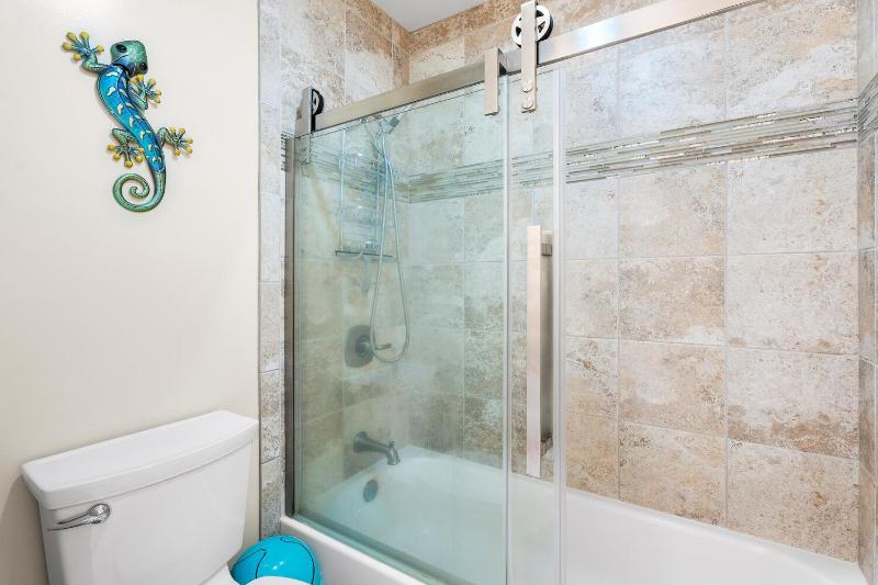 Banyan Tree 301: Oceanfront 2/2 Remodeled with AC - image 10