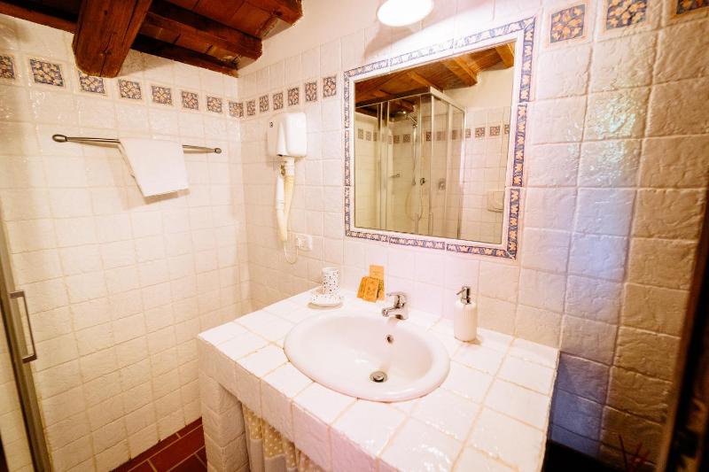 Deluxe Quadruple Room image 3