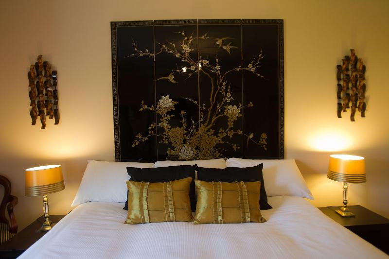 Superior King Room image 3