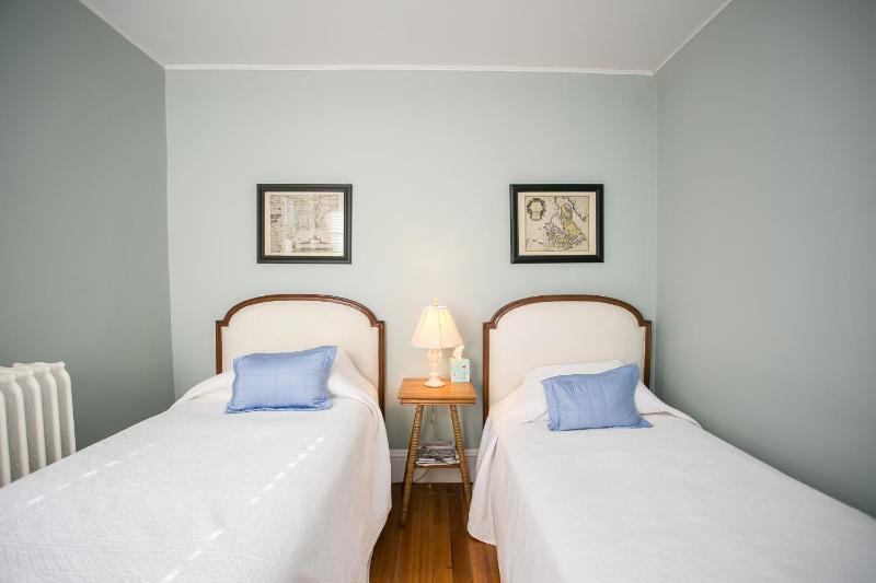 Twin Room with Two Twin Beds image 2