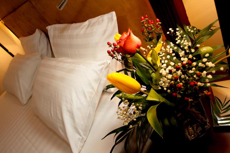 Twin Room image 3