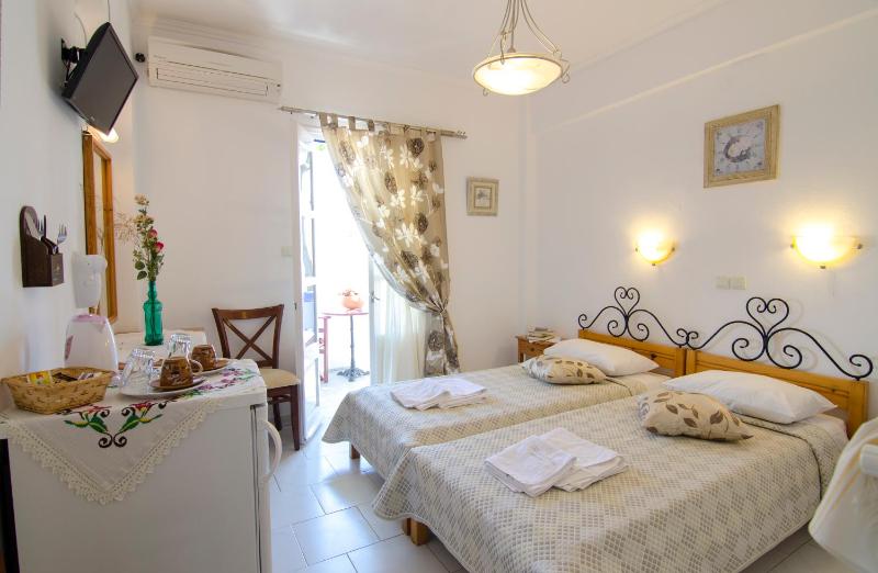 Twin Room with Balcony image 4