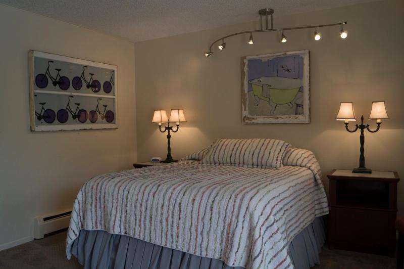 Queen Room image 2