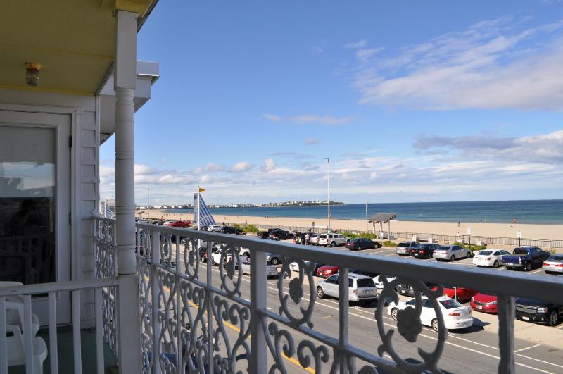 Deluxe Ocean Front King with Balcony image 1