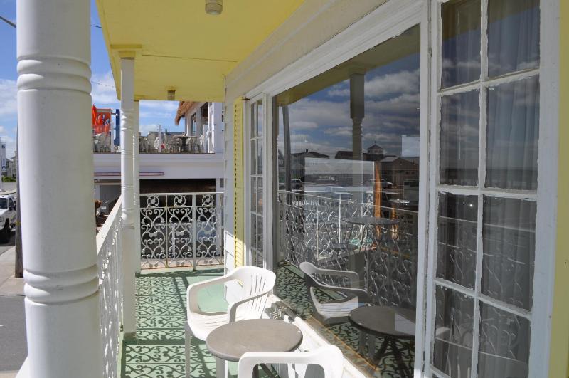 Deluxe Ocean Front King with Balcony image 3