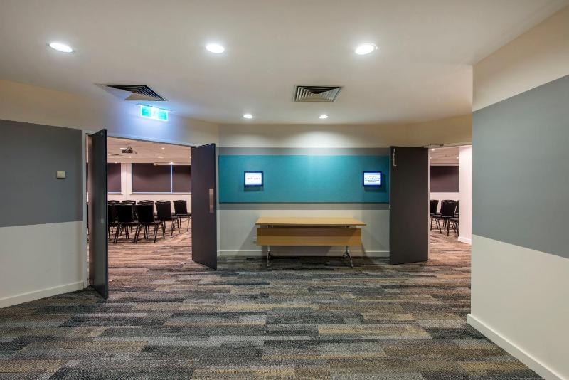 Oaks Perth Hotel - image 13