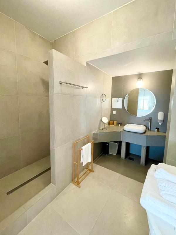 Elegant Sea View Suite image 2