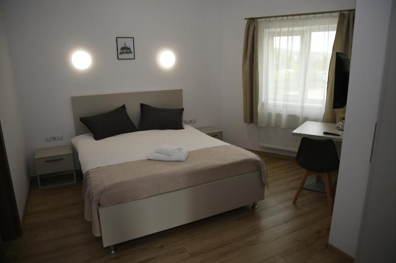 Double Room image 3