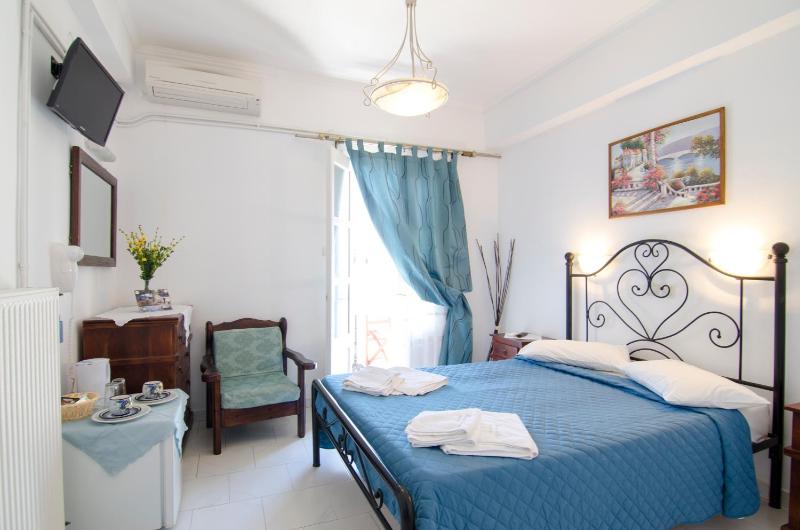 Double Room with Balcony image 4