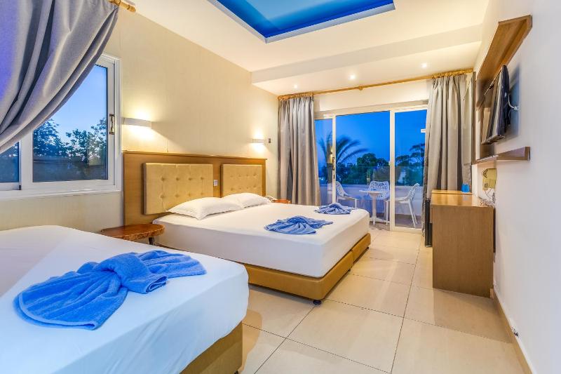 Triple Room with Side Sea View (2 adults + 1 child) image 3