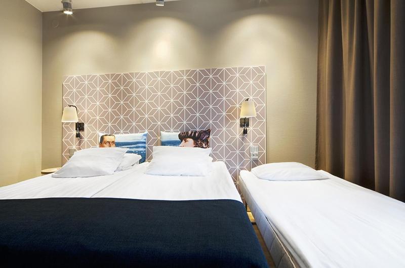 Twin Room with Extra Bed image 4