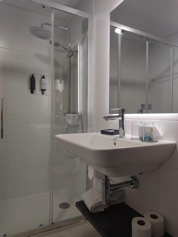 Double Economy Room image 3