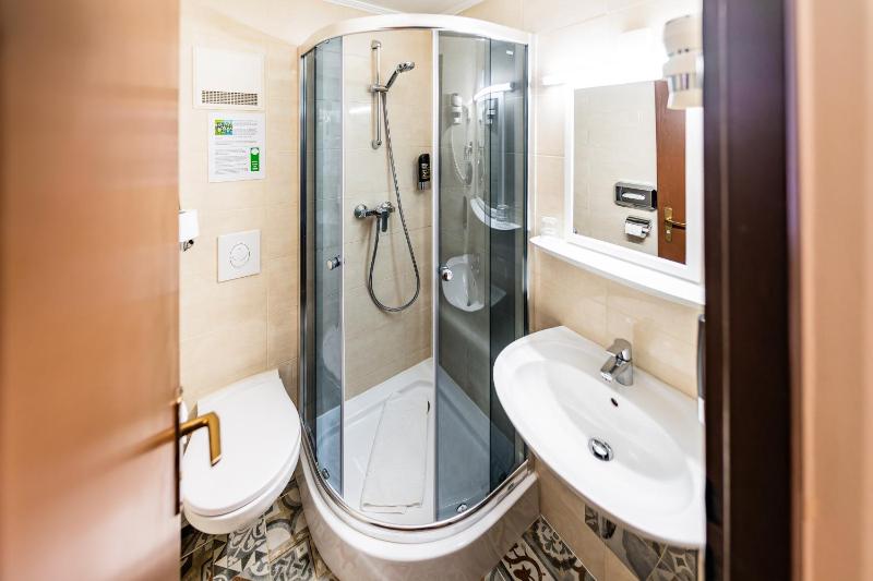 Standard Single Room image 3