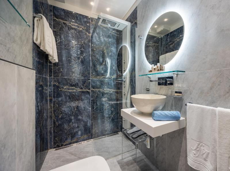Triple Room with Beach Access image 4