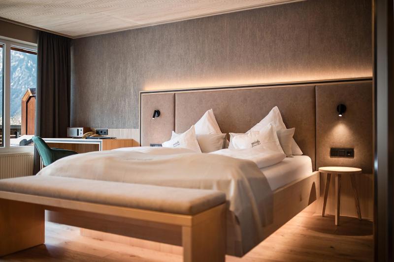 Deluxe Double Room with Balcony image 4