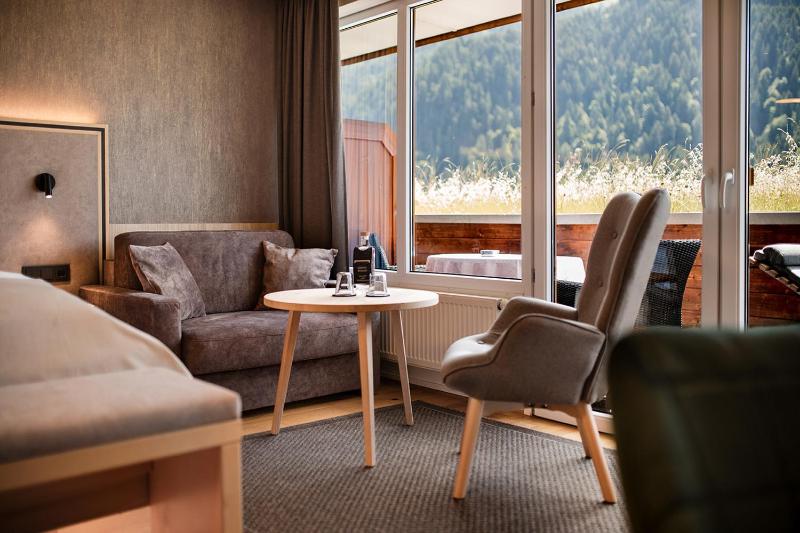 Deluxe Double Room with Balcony image 3