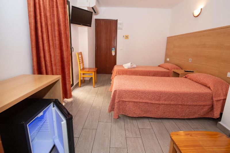 Twin Room with Air-Conditioning image 4