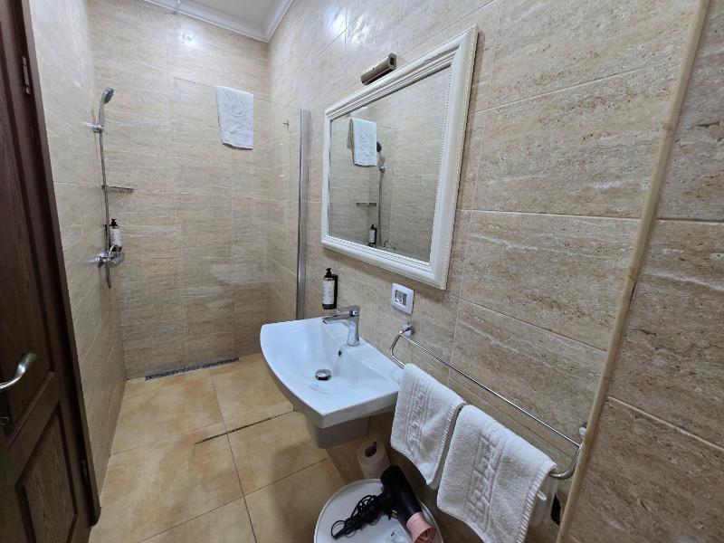 Deluxe double - room 1, 1 car parking space image 2