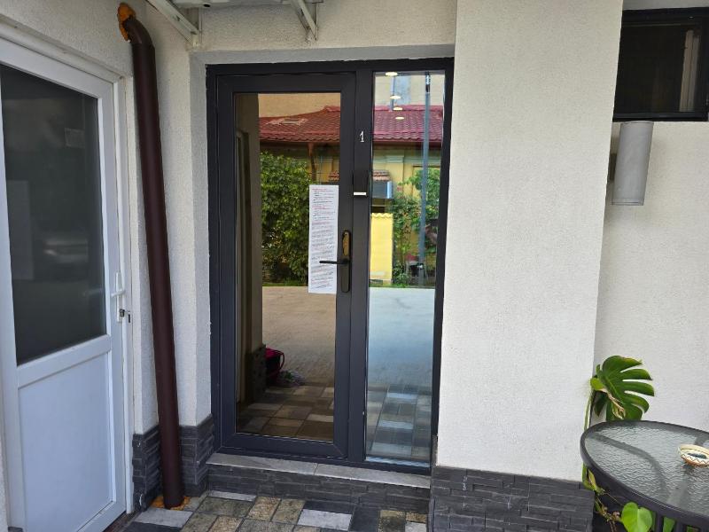 Deluxe double - room 1, 1 car parking space image 1