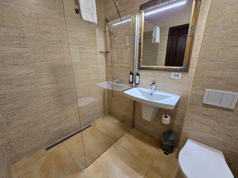 Room 2 Deluxe double en-suite with freestanding bath, 1 car parking space image 4