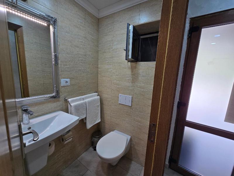 Small double - room 13, No parking space image 4