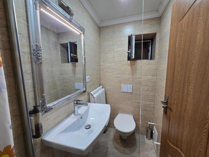 Small double - room 13, No parking space image 2