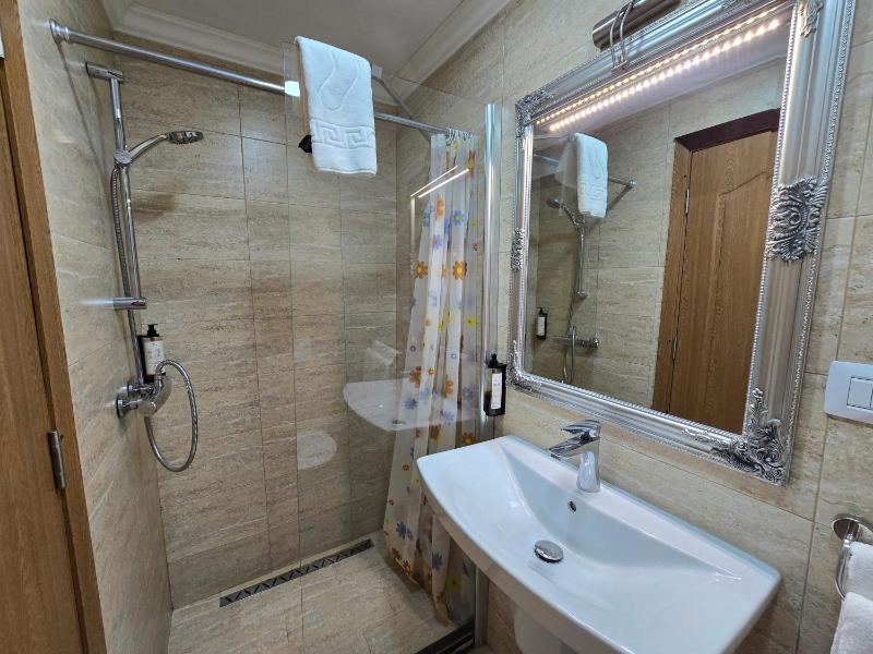 Small double - room 13, No parking space image 3