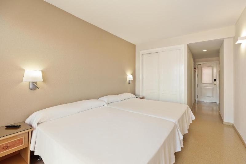 Double Room with Front Sea View (2 Adults) image 4