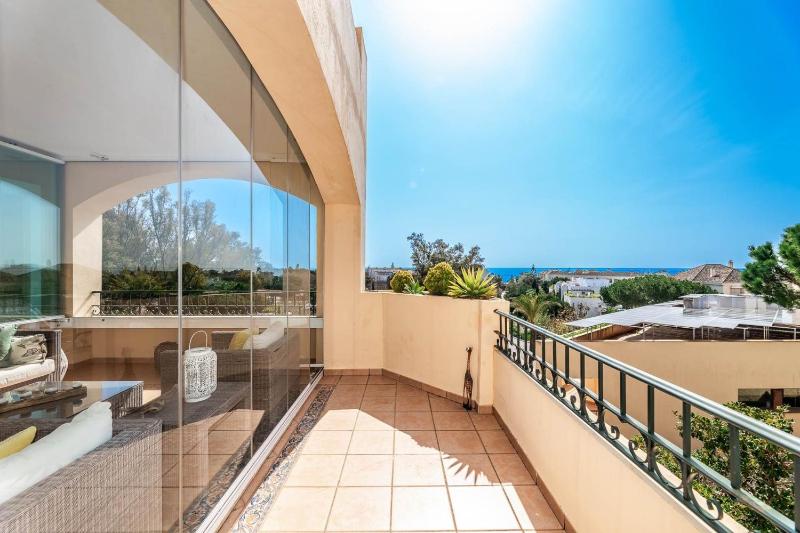 Three-Bedroom Apartment with Sea View image 1