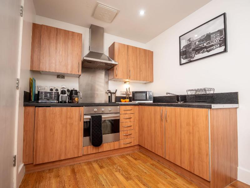 Central Birmingham Apartment - Balcony & Netflix - image 11